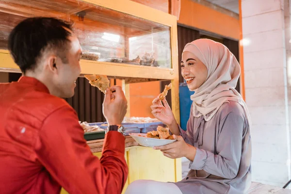 คู่รักมุสลิมนั่งอยู่บนแผงขายอาหารแบบดั้งเดิม รอเวลาของอิฟตาร์ — ภาพถ่ายสต็อก
