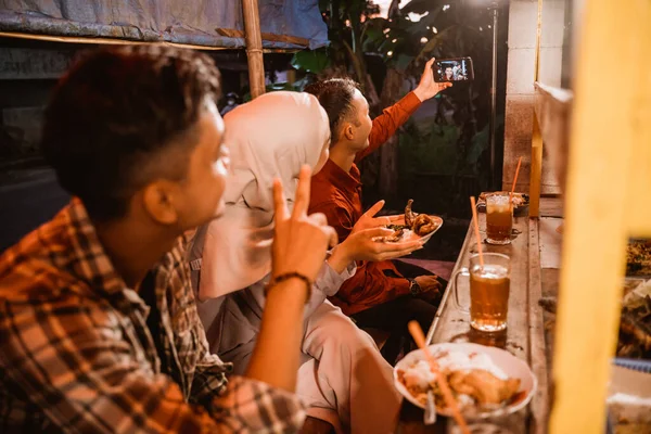 Müslüman bir arkadaş yemek yerken selfie çeker. — Stok fotoğraf