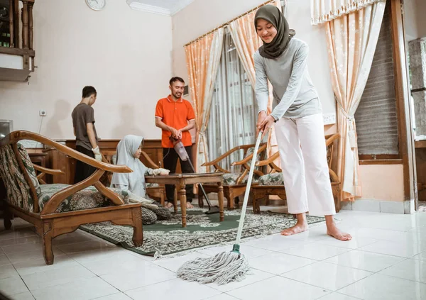 Ibu terselubung mengepel lantai sambil membersihkan rumah bersama-sama — Stok Foto