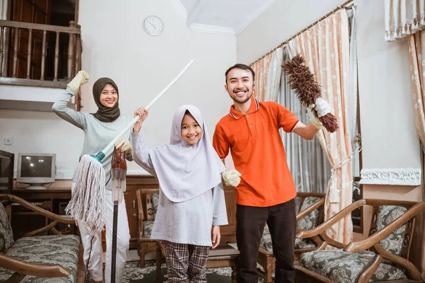 Aufgeregt asiatisch vater, mutter und tochter holding putzwerkzeuge — Stockfoto