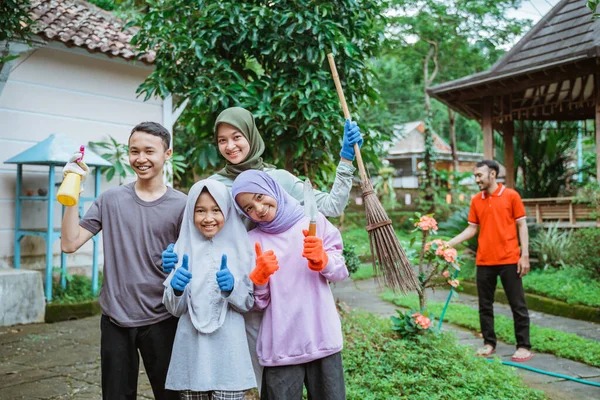 Ibu, seorang putra dan dua anak perempuan tersenyum memakai sarung tangan — Stok Foto