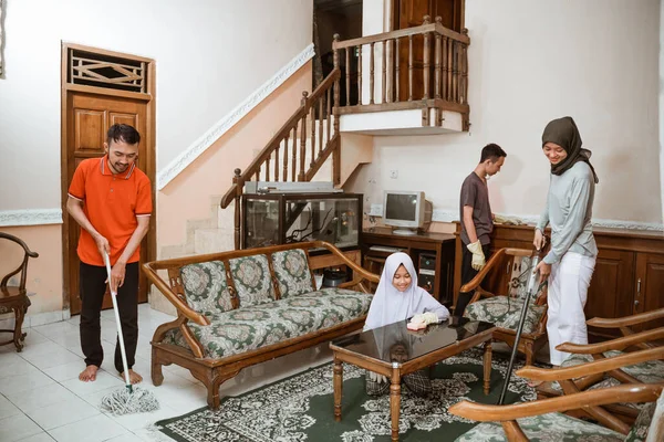 Semua anggota keluarga bersama-sama membersihkan rumah — Stok Foto