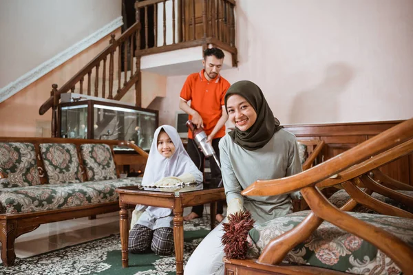 Ibu Asia tersenyum sambil membersihkan kursi dengan ayah dan putri — Stok Foto