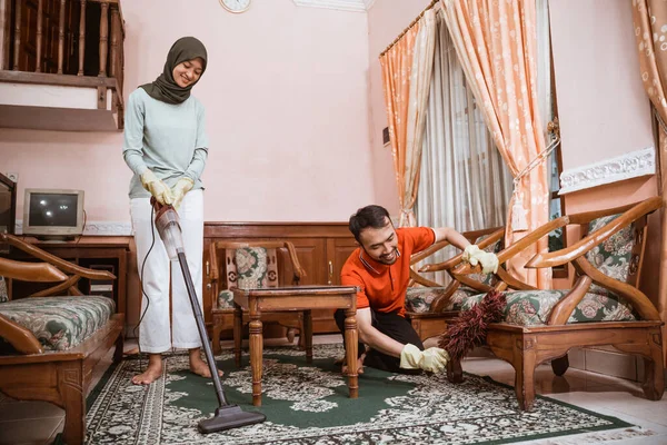 Ibu dan ayah membersihkan ruang keluarga — Stok Foto