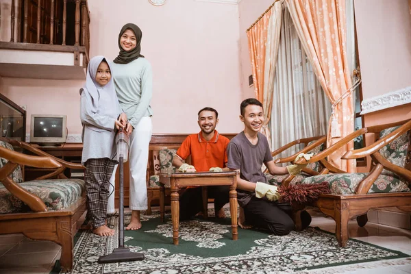 Усі члени азіатської сім "ї разом прибирають в домі. — стокове фото