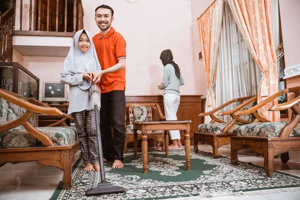 Ayah dan anak Asia menggunakan vakum saat membersihkan karpet — Stok Foto