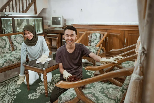 Anak Asia tersenyum sambil membersihkan kursi dengan debu bersama ibu — Stok Foto