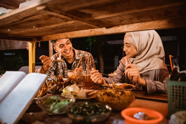 Muslimský pár těšit s iftar večeře v tradiční stánku s jídlem — Stock fotografie