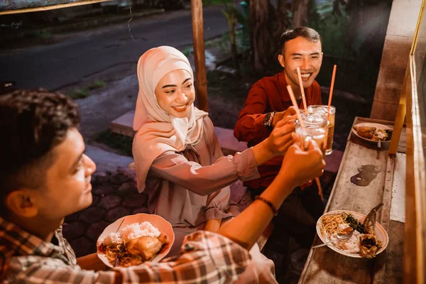 Musulmán asiático amigo animando su vaso para romper el ayuno — Foto de Stock