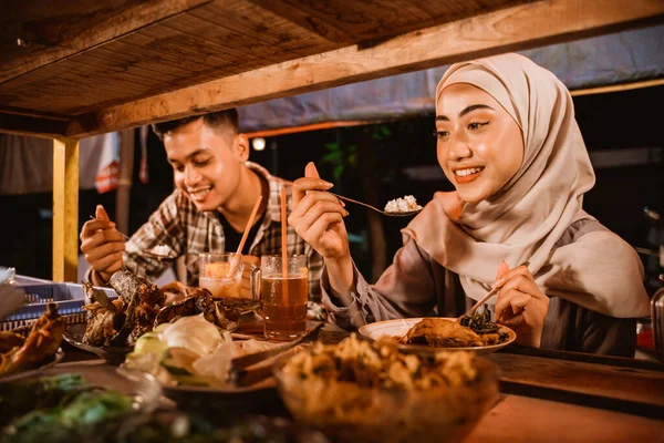 Pasangan muslim menikmati makan malam iftar di warung makanan tradisional — Stok Foto