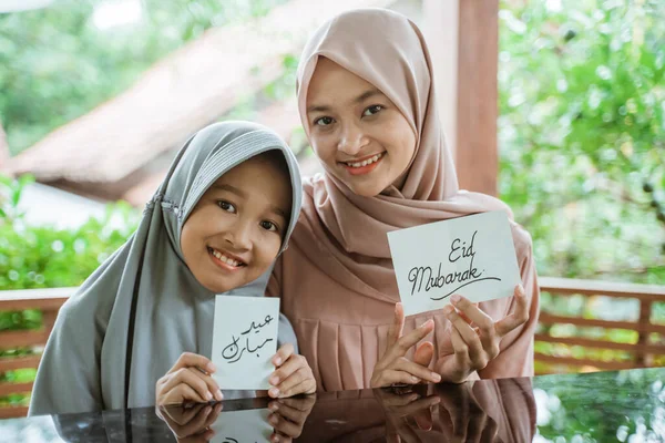 Velato asiatico madre e figlia holding eid mubarak biglietti di auguri — Foto Stock
