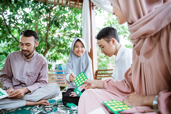 Mor, far och barn gör Eid Mubarak gratulationskort — Stockfoto