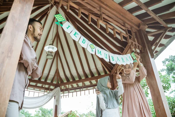 Ayah, ibu dan putri menghias gazebo untuk merayakan — Stok Foto