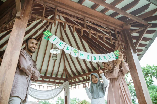 Keluarga bersemangat untuk menghias gazebo untuk merayakan — Stok Foto