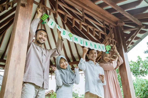 Keluarga Muslim Asia menghiasi gazebo untuk merayakan Idul Fitri — Stok Foto