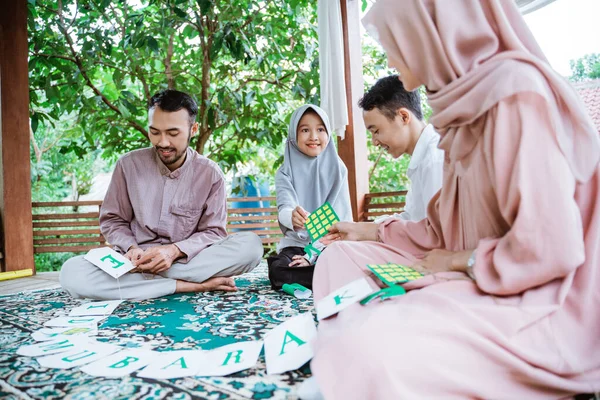 アジアのお父さん、お母さん、子供たちがeid mubarakグリーティングカードを作っています — ストック写真