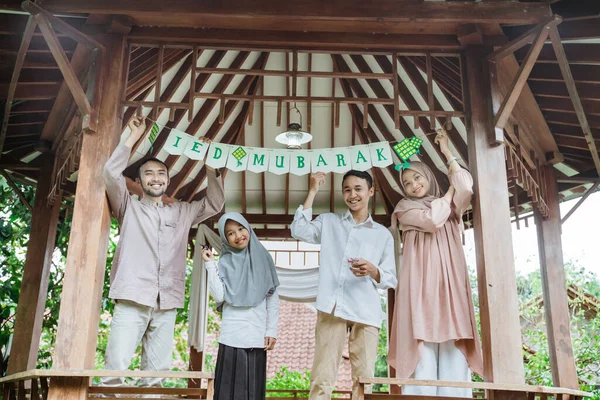 Keluarga Muslim menghias gazebo untuk merayakan Idul Fitri — Stok Foto
