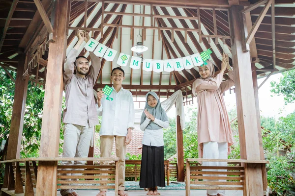 Keluarga Muslim Asia bersama-sama memasang dekorasi kertas salam — Stok Foto