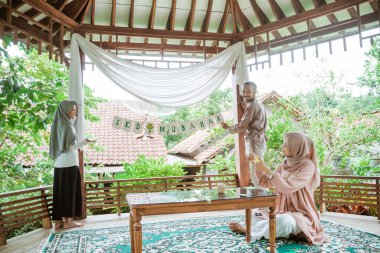 Baba ve kızı annenle birlikte bir bayrak zinciri kurdular.