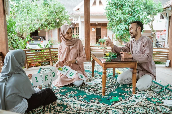 Mor och dotter bär hijab gör flaggan kedja med pappa — Stockfoto