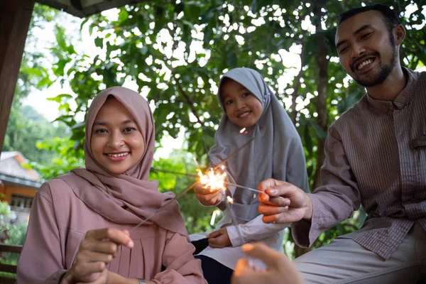 アジアの父と母と娘が一緒に花火を打ち上げた — ストック写真