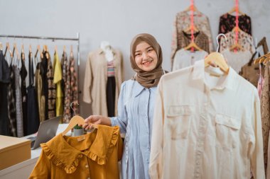 Müslüman iş kadını çevrimiçi ecommerce dükkanı sahibi