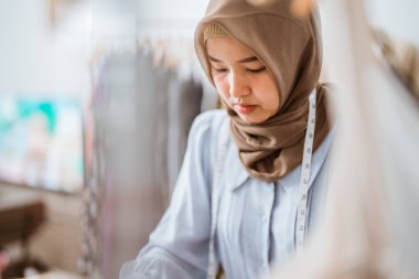 Müslüman tasarımcılar ürünlerini internet üzerinden e-ticaret pazarı üzerinden satıyorlar.