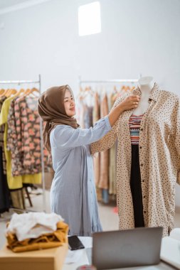 Ev ofisinde çalışan Asyalı Müslüman tasarımcılar.