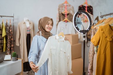 Müslüman canlı oturumu pazar yerinde ürün satışı