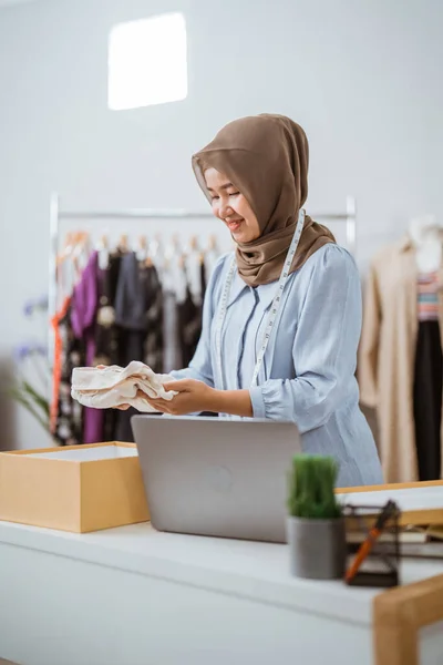 Muslimští designéři prodávat její produkt on-line prostřednictvím e-commerce tržiště — Stock fotografie