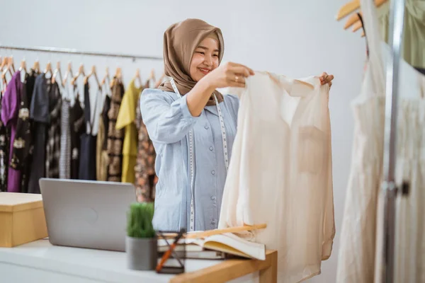Muslimští designéři prodávat její produkt on-line prostřednictvím e-commerce tržiště — Stock fotografie