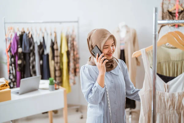 Muslim businesswoman as a fashion designer calling by phone — Stock Photo, Image