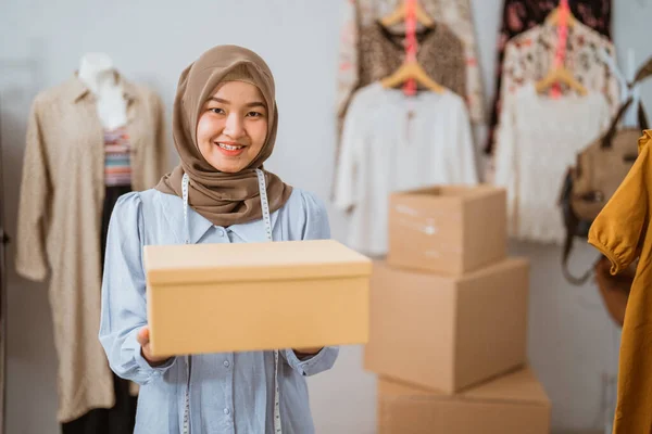 Muslimischer Verkäufer mit Produkt im Karton, das an den Kunden verschickt werden soll — Stockfoto