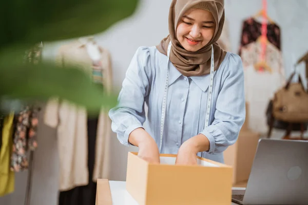 Vendeur musulman avec produit dans la boîte à expédier au client — Photo