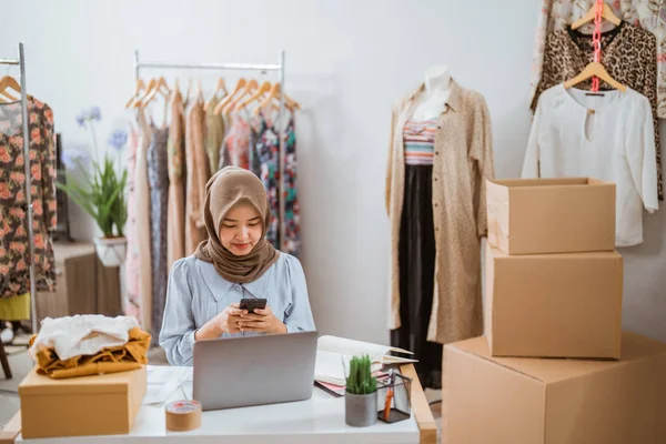 Mulheres de negócios muçulmanas usando o telefone móvel trabalhando — Fotografia de Stock