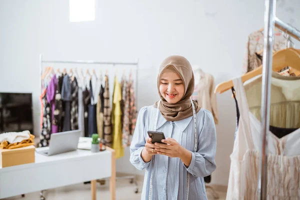 Muzułmanka mała przedsiębiorca właściciel w jej sklepie sprzedaje poprzez e-commerce — Zdjęcie stockowe