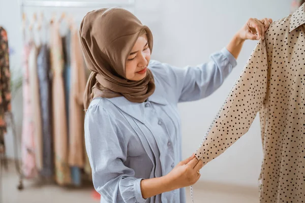 Азіатські мусульманські дизайнери працюють у своєму домашньому офісі — стокове фото