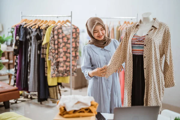 Muslim fashion designer in office working — Stock Photo, Image