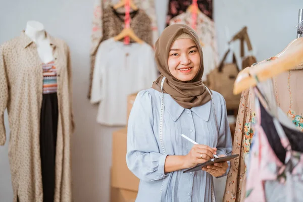 Moslim mode ontwerper controleren van haar jurk product — Stockfoto