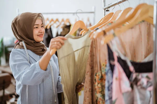 Diseñador de moda musulmana comprobar su producto de vestido —  Fotos de Stock