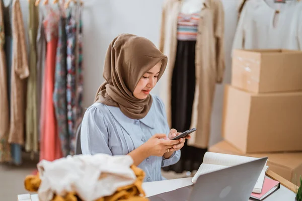 Moslim zakenvrouwen die mobiele telefoon gebruiken werken — Stockfoto