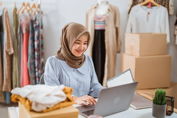 Mulher de negócios muçulmana loja de comércio eletrônico on-line proprietário — Fotografia de Stock