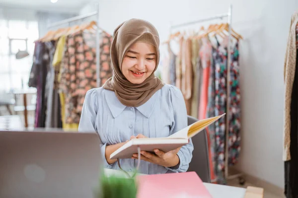 Müslüman iş kadını çevrimiçi ecommerce dükkanı sahibi — Stok fotoğraf
