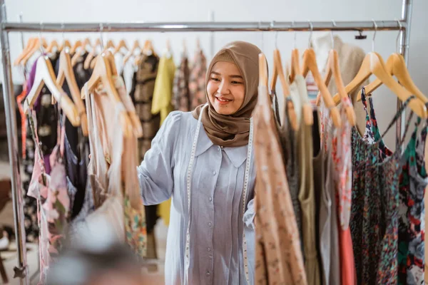 Успешный мусульманский модельер проверяет свою продукцию — стоковое фото