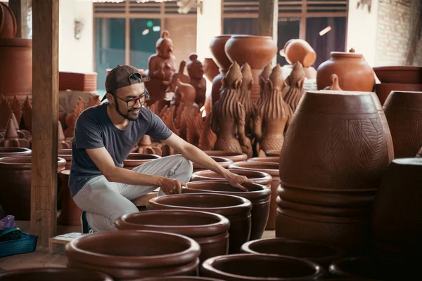 Joven asiático cerámica artesano celebración de productos de cerámica listo para la venta — Foto de Stock