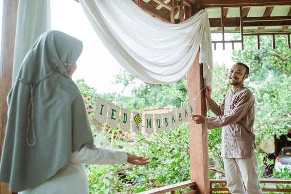 Ayah dan anak memasang rantai bendera untuk merayakan — Stok Foto