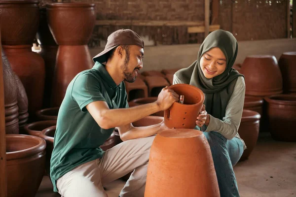 Anak muda dan gadis terselubung melihat tembikar — Stok Foto