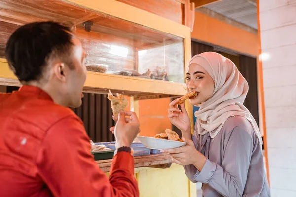 Muslim ζευγάρι κάθεται σε παραδοσιακό πάγκο τροφίμων, περιμένοντας την ώρα iftar — Φωτογραφία Αρχείου