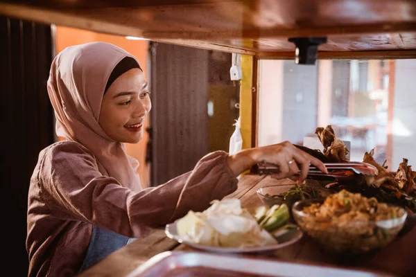 屋台の準備をしているイスラム教徒のアジア系女性は — ストック写真