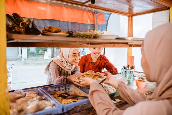 Muszlim pár ül a hagyományos élelmiszer standon, várva iftar idő — Stock Fotó